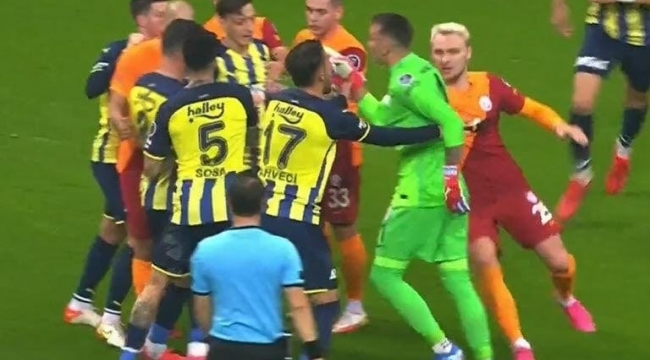 Galatasaray-Fenerbahçe derbisinde iki kez saha karıştı! Mesut Özil'e büyük tepki, Muslera...