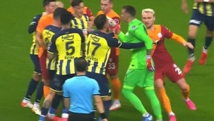 Galatasaray-Fenerbahçe derbisinde iki kez saha karıştı! Mesut Özil'e büyük tepki, Muslera...