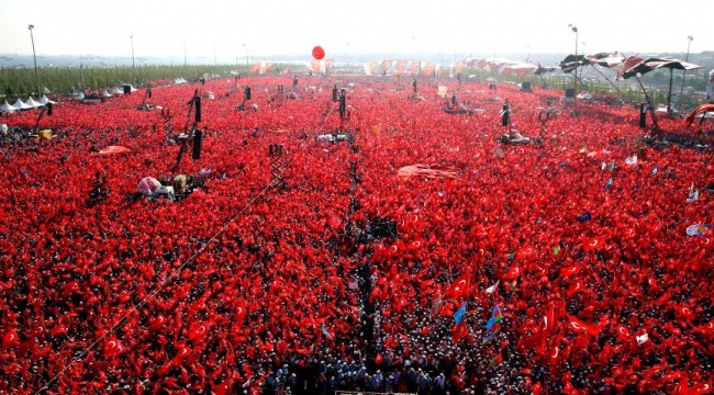 Mitinglerde kaç bin kişi vardı? Partilerin derdi bu. Oysa siyaseti de etkileyen bir devrim yaşanıyor… 
