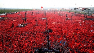 Mitinglerde kaç bin kişi vardı? Partilerin derdi bu. Oysa siyaseti de etkileyen bir devrim yaşanıyor… 