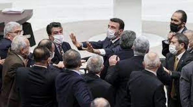 AKP ve CHP milletvekilleri birbirlerinin üzerine yürüdü