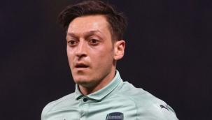 Fenerbahçe'nin yıldızı Mesut Özil değildir.  · Fenerbahçe'nin tek bir yıldızı vardır: Ali Koç.