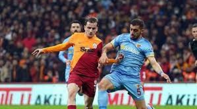 Galatasaray-Kayserispor maçında tribünlerden protesto! 
