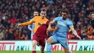 Galatasaray-Kayserispor maçında tribünlerden protesto! 