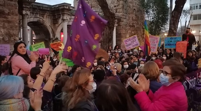 8 Mart'a katılan öğrencilerin bursu kesildi