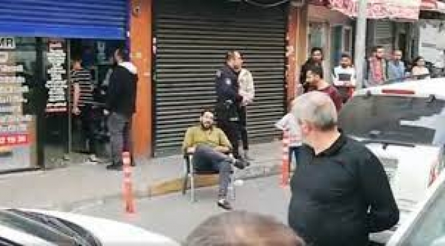 Suriyeli işyeri sahibi, sandalyesini caddeye koyup etrafa küfür etti