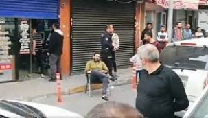 Suriyeli işyeri sahibi, sandalyesini caddeye koyup etrafa küfür etti