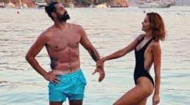 Volkan Demirel'in eşi Zeynep 'ten sütyenli poz