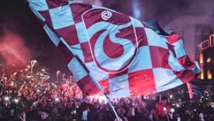 Trabzonspor'dan unutulmaz şampiyonluk kutlaması! Kupaya kavuştu, büyük coşku...