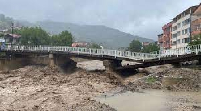 Karadeniz'de sel felaketi: Dereler taştı, köprüler yıkıldı; iki kişi kayıp