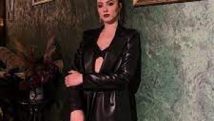 Burcu Özberk'in şezlong üzerindeki süper mini elbiseli pozu olay oldu!