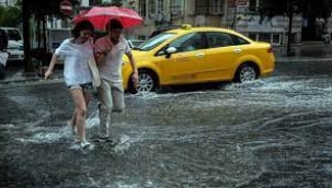 İstanbul'da evini su basanlara 5 bin lira yardım