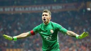 Muslera Galatasaray'ı sırtlıyor...