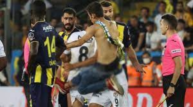 Ankaragücü-Beşiktaş maçı sonrası saha karıştı! 
