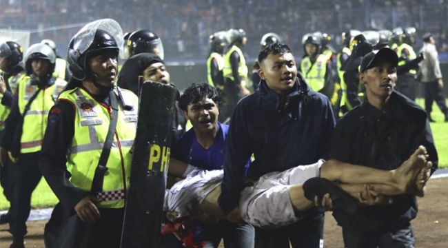 Endonezya'da facia; Persebaya Surabaya-Arema Malang maçı sonrası izdiham yaşandı; en az 174 kişi öldü!