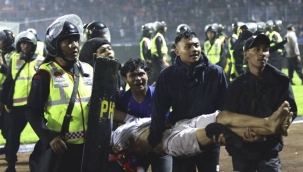 Endonezya'da facia; Persebaya Surabaya-Arema Malang maçı sonrası izdiham yaşandı; en az 174 kişi öldü!