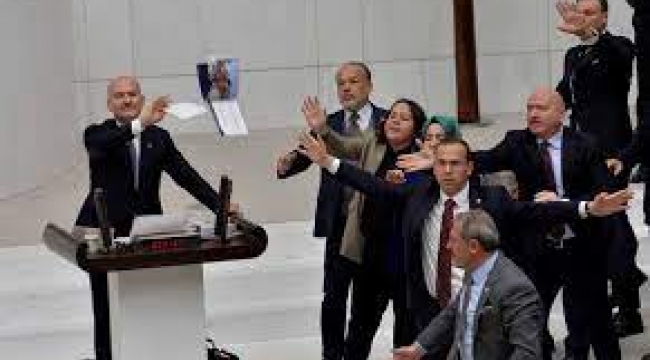 Bakan Soylu'ya Fotoğraf Fırlattılar!