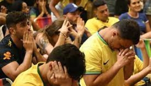 Brezilya sokakları, kafeler, tribünler... Bir millet ağlıyor