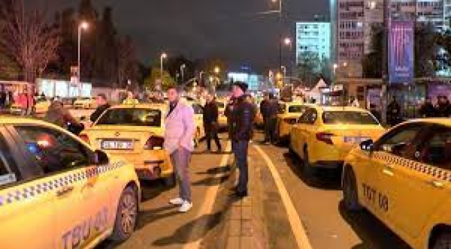 İstanbul'da Taksicilerden 'Zam' Eylemi: "Bizi Bu Hale Getiren İmamoğlu'dur"
