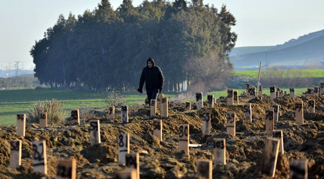 Hatay'da deprem mezarlığı; hayatını kaybedenler numaralarla defnediliyor
