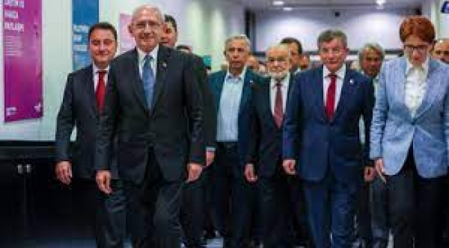 Kılıçdaroğlu etrafındaki kalabalığa rağmen yalnız bırakıldı