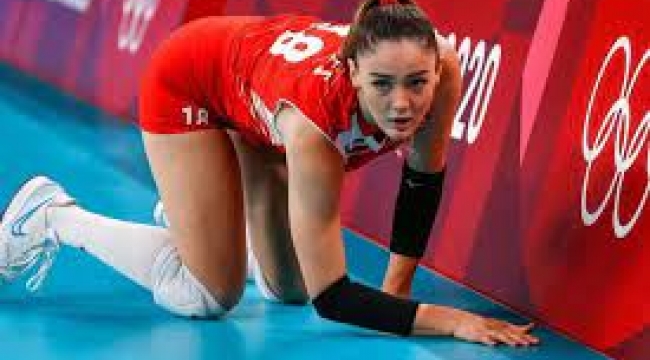 Voleybolcu Zehra Güneş yine mest etti! Kırmızı süper minisiyle...