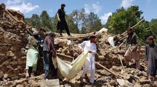 Afganistan'daki depremlerde 215 kişi öldü