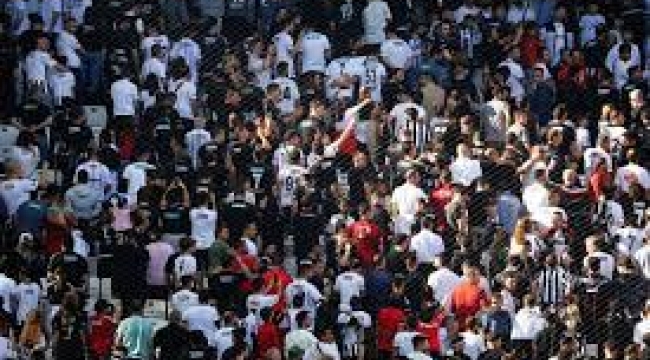 Taraftar sahaya sırtını döndü; Beşiktaş tribünlerinden sessiz protesto