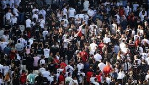 Taraftar sahaya sırtını döndü; Beşiktaş tribünlerinden sessiz protesto