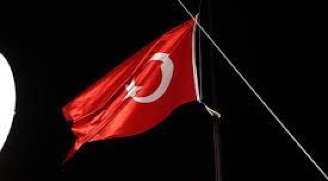 Türkiye'de üç günlük milli yas ilan edildi, bayraklar yarıya indirildi