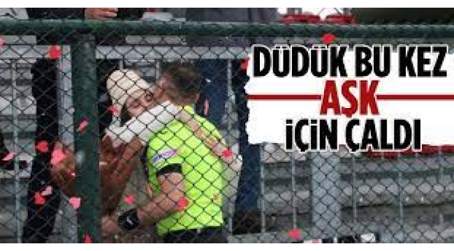 Hakem, yönettiği futbol maçında sevgilisine evlilik teklifi etti