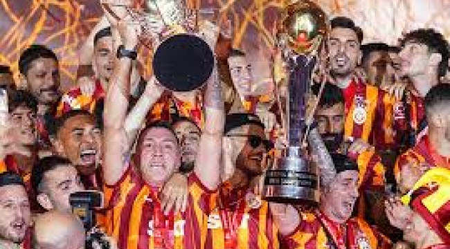 Süper Lig ve Süper Kupa şampiyonu Galatasaray, kupalarına kavuştu