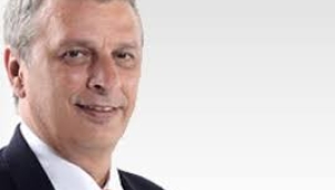 Adam hem görgüsüz hem nezaketsiz