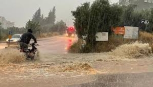 İstanbul'da yağış hayatı felç etti! Yollar göl döndü: Araçlar sular altında kaldı