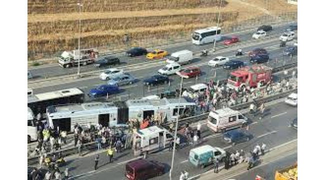 Sefaköy'de metrobüs kazası: Yaralılar var...