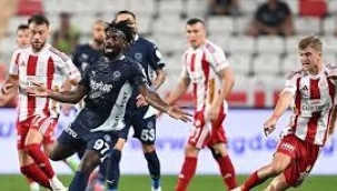 Fenerbahçe, Antalya'da ikinci yarıda açıldı; 3 puanı 2 golle aldı