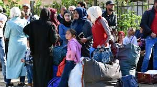Yarım milyon kişi yollarda: Lübnanlılar kuzeye, Suriyeliler ülkelerine kaçıyor