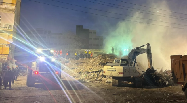 Konya'da bina çöktü: Üç kişi sağ kurtarıldı, bir kişi öldü