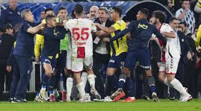 Kadıköy'de maç sonu ortalık karıştı!