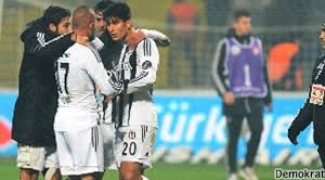 Beşiktaş'ta iki oyuncu saha içinde tartıştı