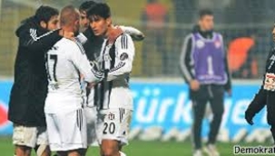 Beşiktaş'ta iki oyuncu saha içinde tartıştı