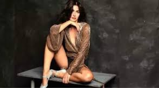 Nesrin Cavadzade'den erotik pozlar