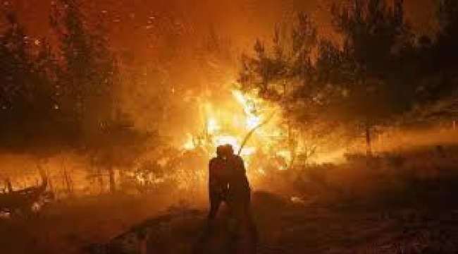 Çanakkale Kepez yangını: Evler yanıyor, karadan denizden tahliyeler devam ediyor