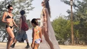 Sinem Kobal’ın minik bikinili pozu olay oldu! Kim der 2 çocuk annesi