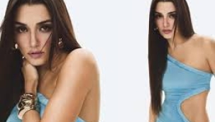 Hande Erçel pozlarıyla büyüledi