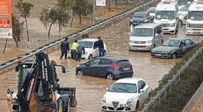 İzmir'i sel vurdu: Ortalık savaş alanı gibi
