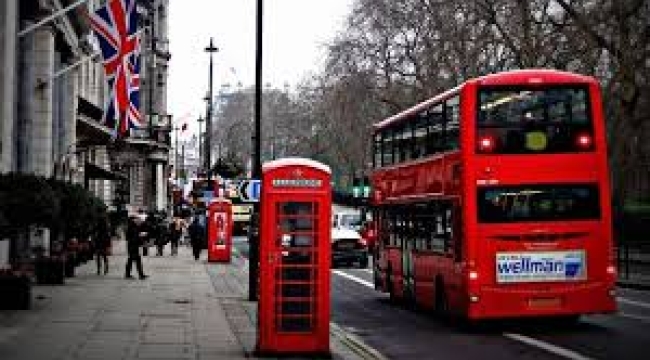 Türkler Londra'ya konsere gitti, dönerken valizi bunlarla doldurdu!