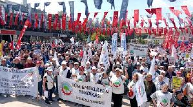 Emekliler meydanlara indi: 'Kurban ikramiyesiyle horoz bile alınmaz'