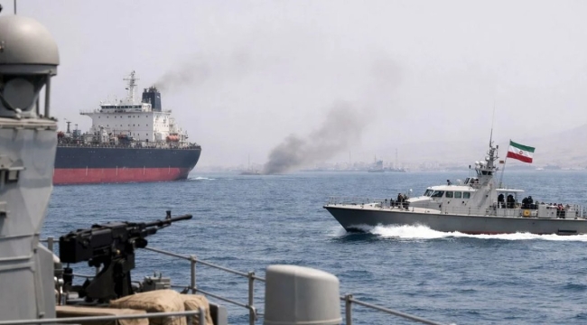 Yeniden Kapatılan Hürmüz'de Sıcak Dakikalar: 2 Gemiye Ateş Açıldı!
