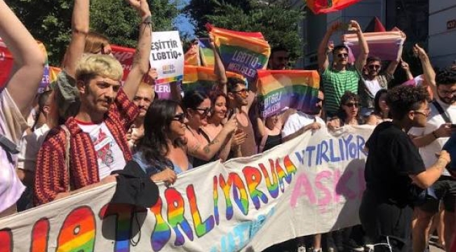LGBT yürüyüşünde ilginç protesto! Rahip 'Tövbe edin' diye bağırarak İncil'iyle aracın önüne yattı